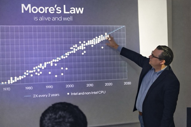 Professor Zlatan Akšamija Visits Sarajevo and Holds Lecture at Faculty of Electrical Engineering Sarajevo